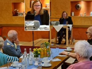 Senioren versammelt bei einer gemütlichen Literaturlesung mit einer Autorin. Die Veranstaltung findet in einer stilvoll dekorierten Umgebung statt.