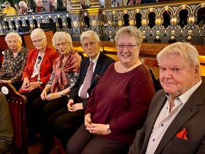 Bewohner des Seniorenheims bei einem Theaterbesuch im Parktheater. Die Gruppe sitzt in festlicher Stimmung und genießt die Vorstellung.